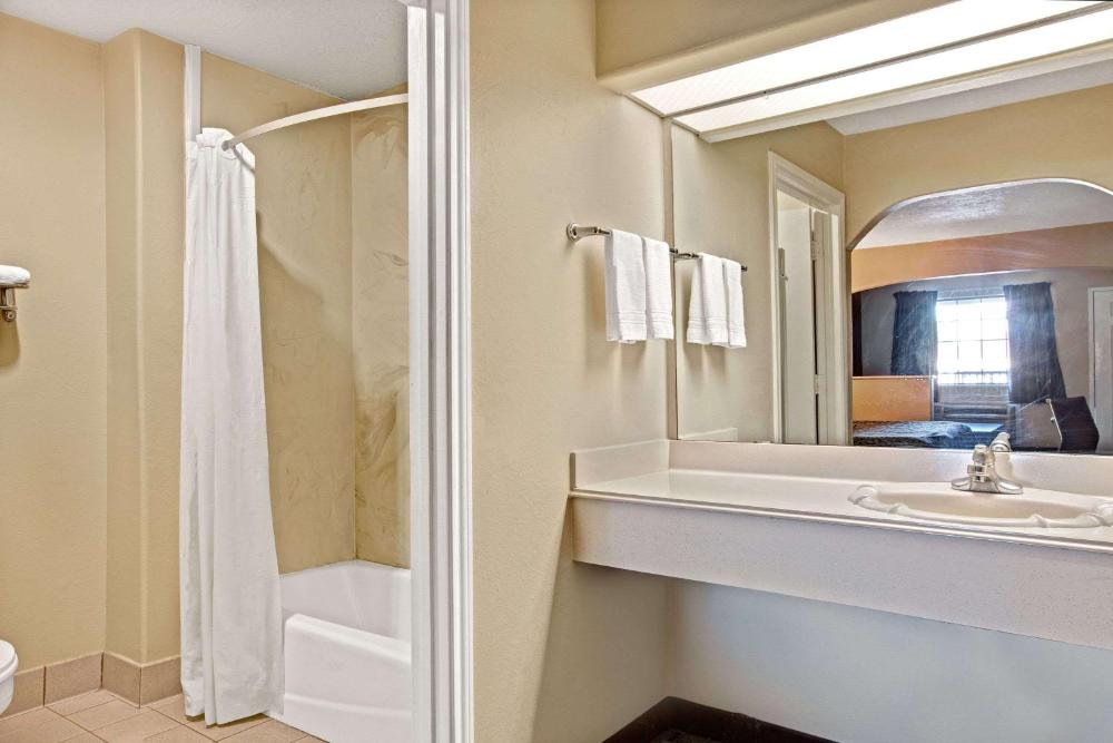 1 King Bed, Mobility Accessible Suite, Bathtub w/ Grab Bars, Non-Smoking interior